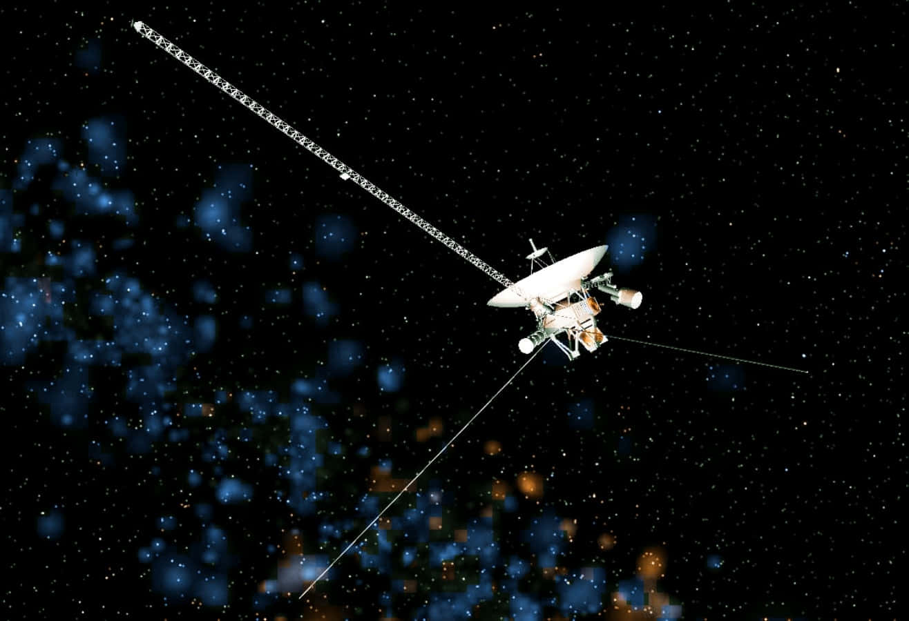 一艘帶有太陽能板的太空船在深空中飛越色彩繽紛的星雲。