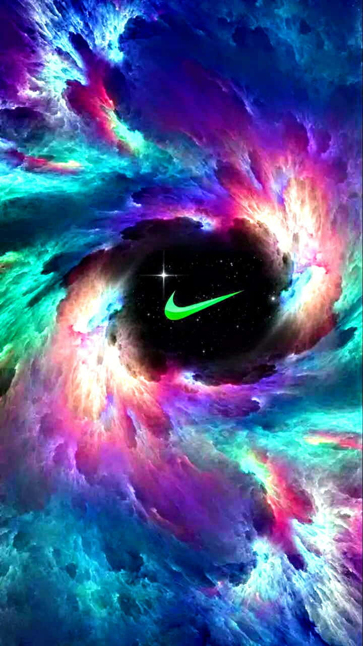 一個宇宙星雲，黑洞中心有一個發光綠色Nike勾號。