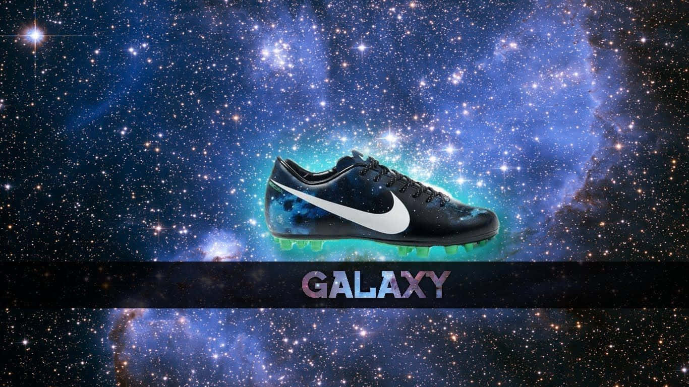 黑色Nike足球鞋帶有發光綠色鞋釘，漂浮在繁星點點的星系中。