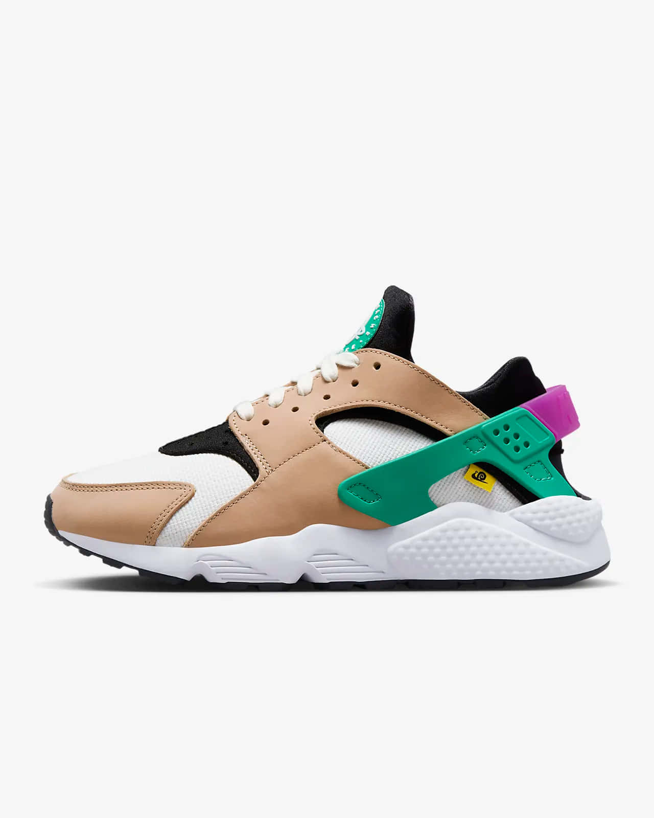 彩色 Nike Air Huarache 運動鞋，帶有米色、白色、黑色、綠色和紫色點綴。
