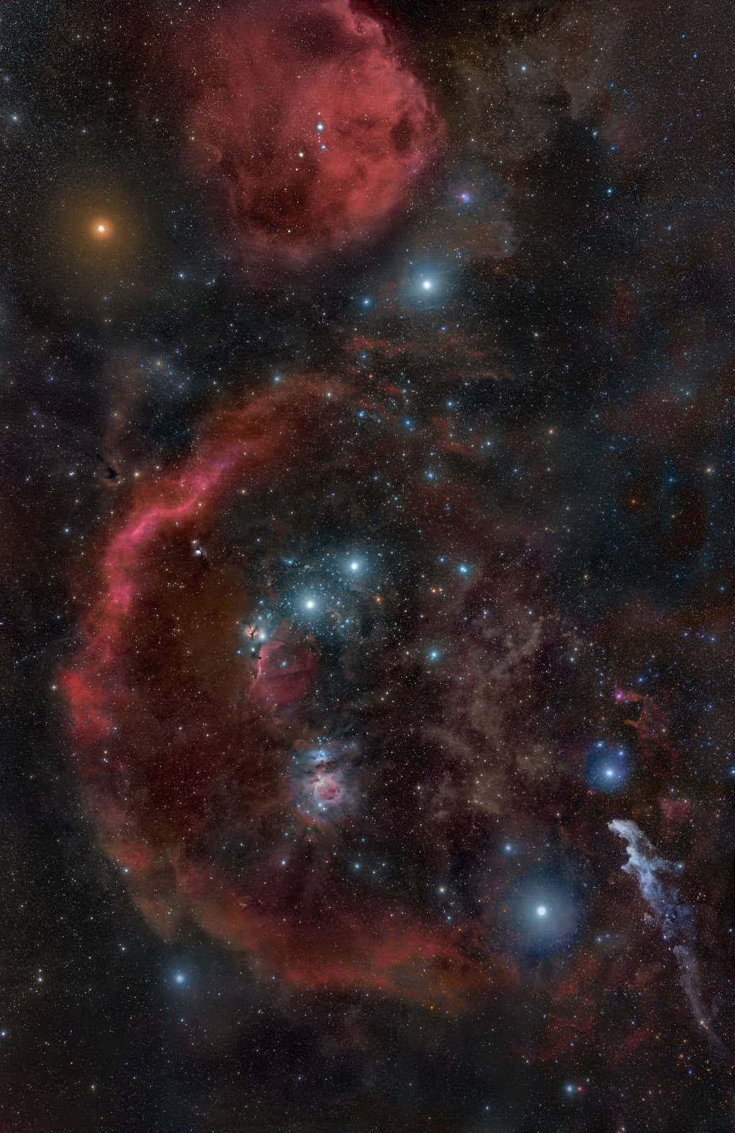 在深空中閃耀著星星的鮮豔紅色和藍色星雲。