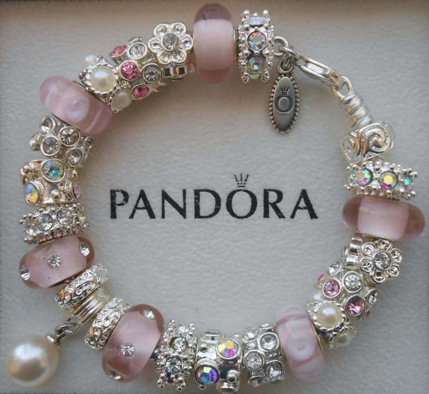 Pandora飾品手鏈，粉紅珠和水晶飾品，在品牌盒上。