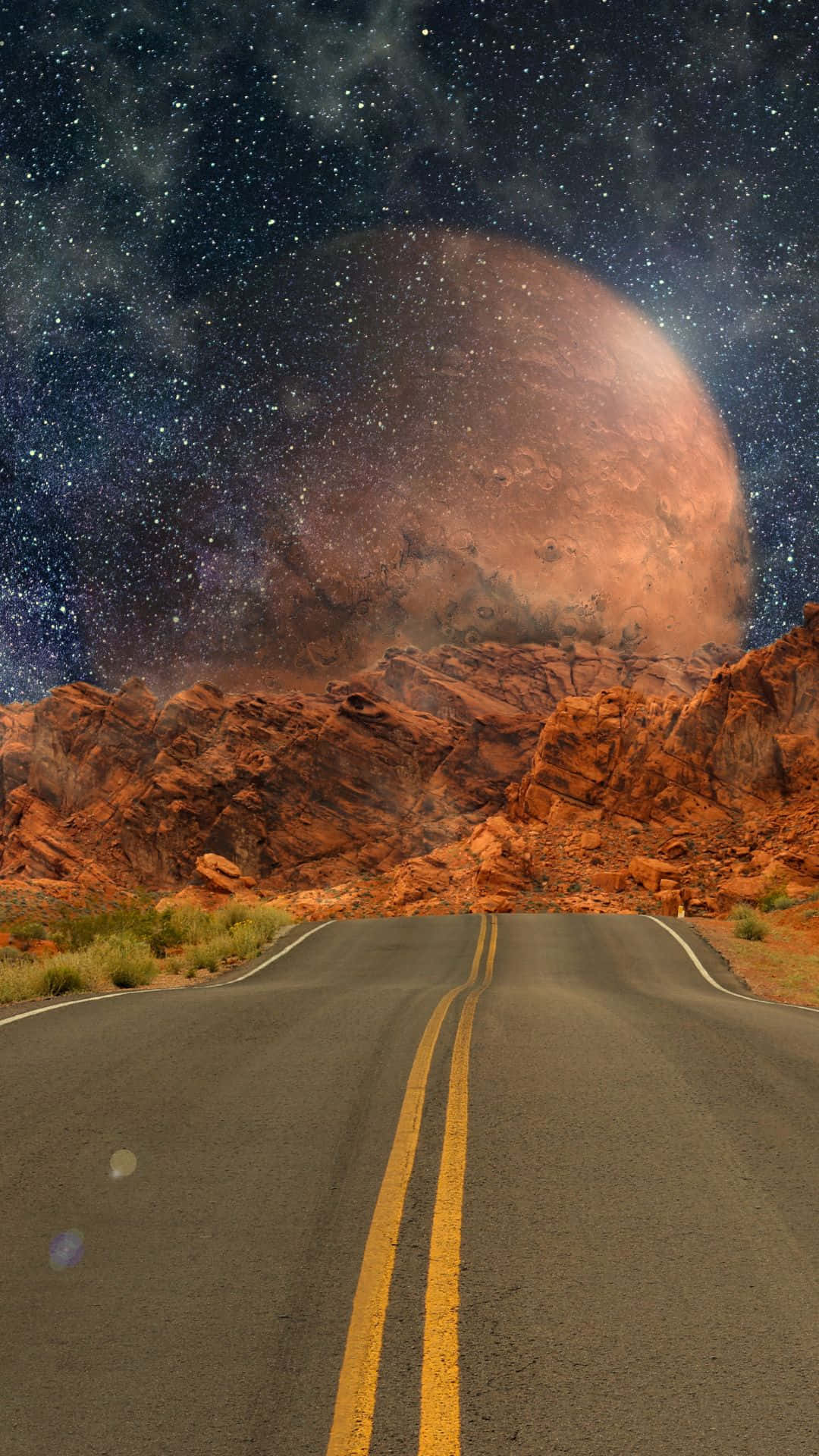 星空下的沙漠公路，一顆巨大的紅色行星籠罩在岩石山丘之上。