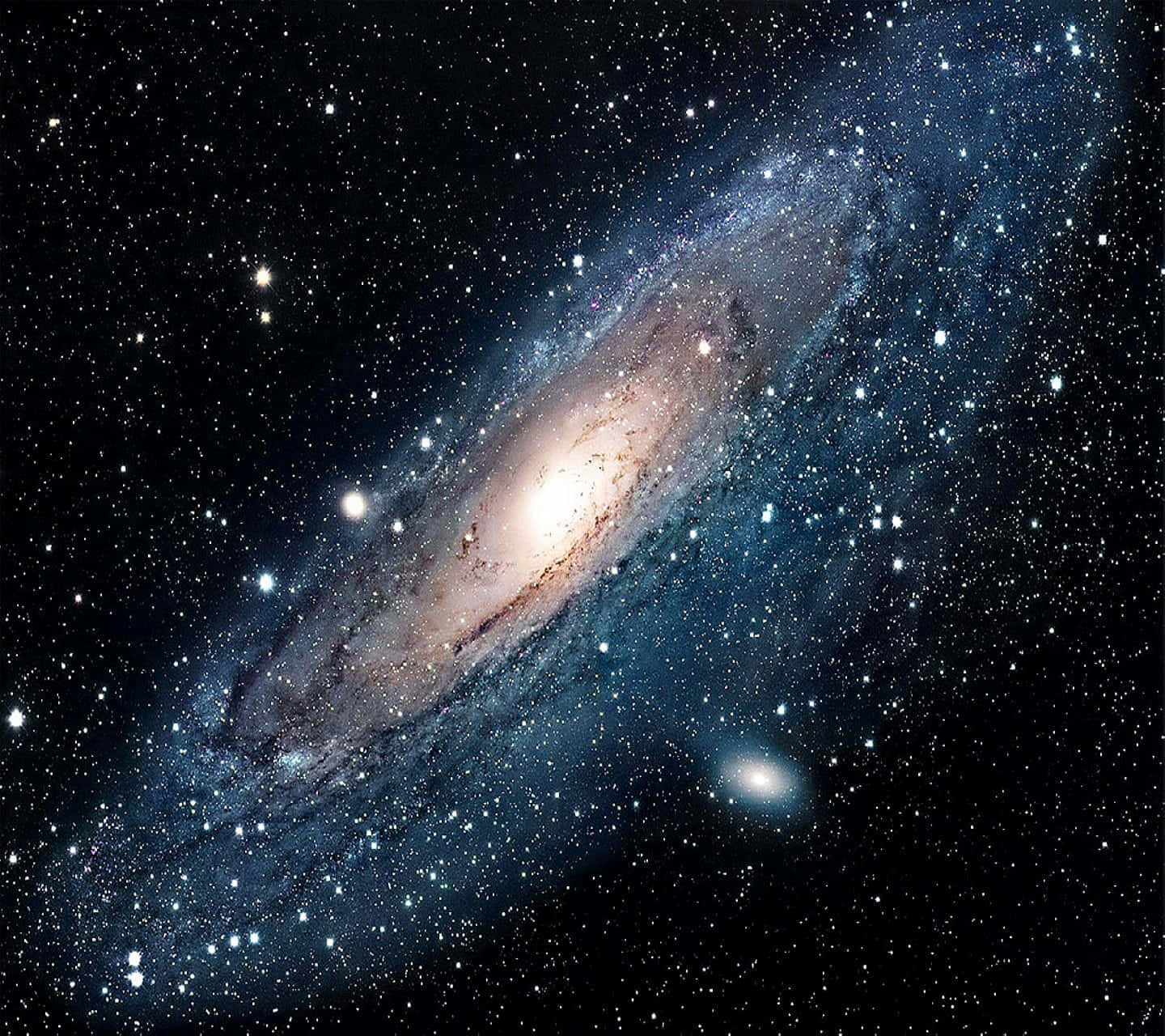 螺旋星系，具有明亮的核心和在深空中旋轉的旋臂。