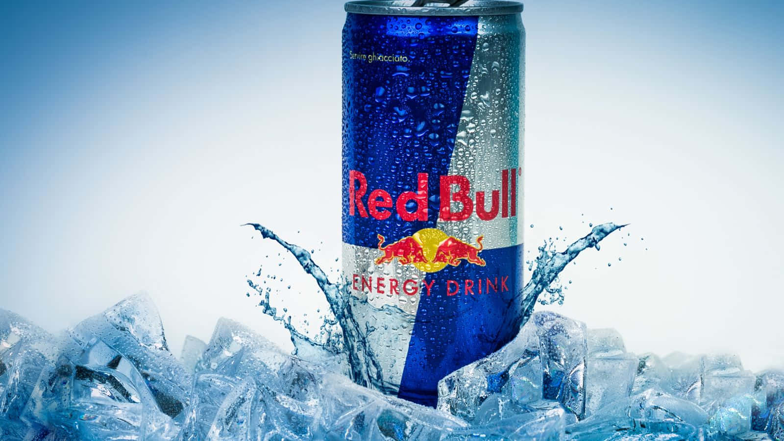 冰中的Red Bull能量飲品罐，周圍水花四濺。