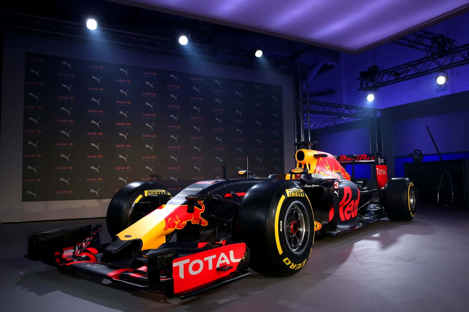 Red Bull一級方程式賽車在工作室燈光下展示。