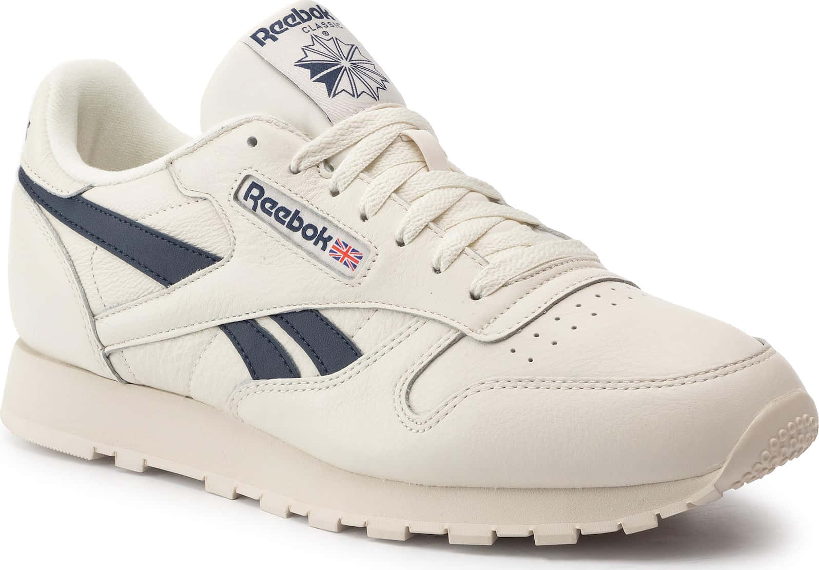 與Reebok重拾健身熱情！ 壁紙 — 純白色 Reebok Classic 運動鞋，帶有海軍藍色點綴和側面的 Union Jack 標誌。