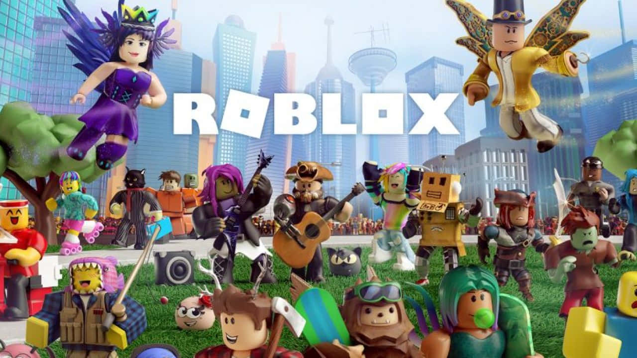 穿著各種服裝的Roblox角色聚集在城市公園中。