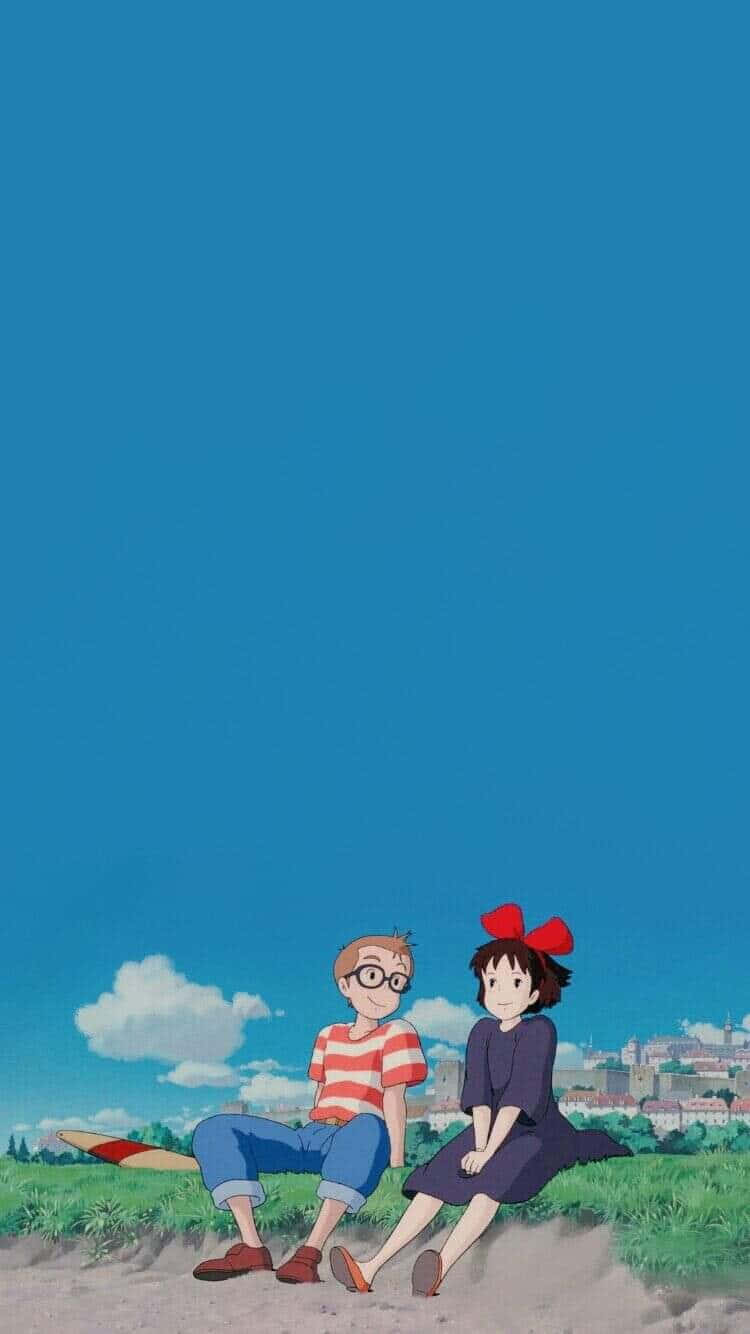 與Studio Ghibli一同逃入想像世界 壁紙 — 兩個動漫小孩坐在長滿草的山丘上，頭頂是廣闊的藍天，有蓬鬆的雲朵和遠處的小鎮。