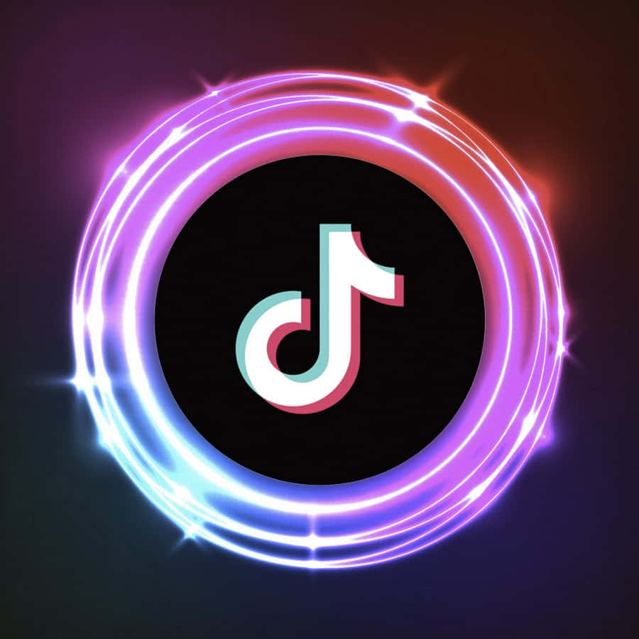 與TikTok一起持續玩樂！ 壁紙 — TikTok 標誌在深色漸變背景上散發著充滿活力的霓虹光環。