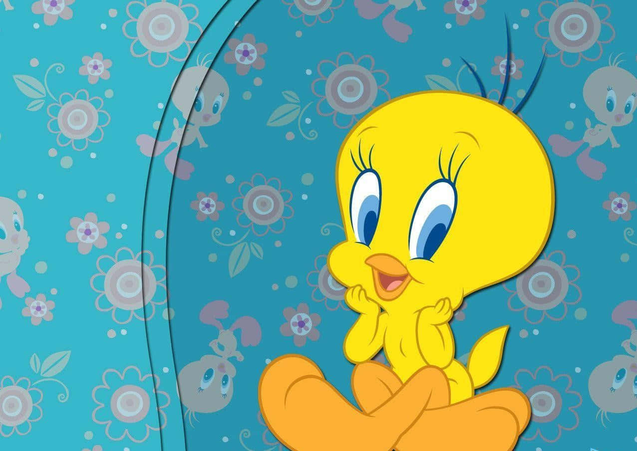 「與Tweety Bird一起歡快 tweeting」 壁紙 — 一隻快樂的黃色卡通鳥，有著大大的藍色眼睛，盤腿坐在花卉藍色背景前。
