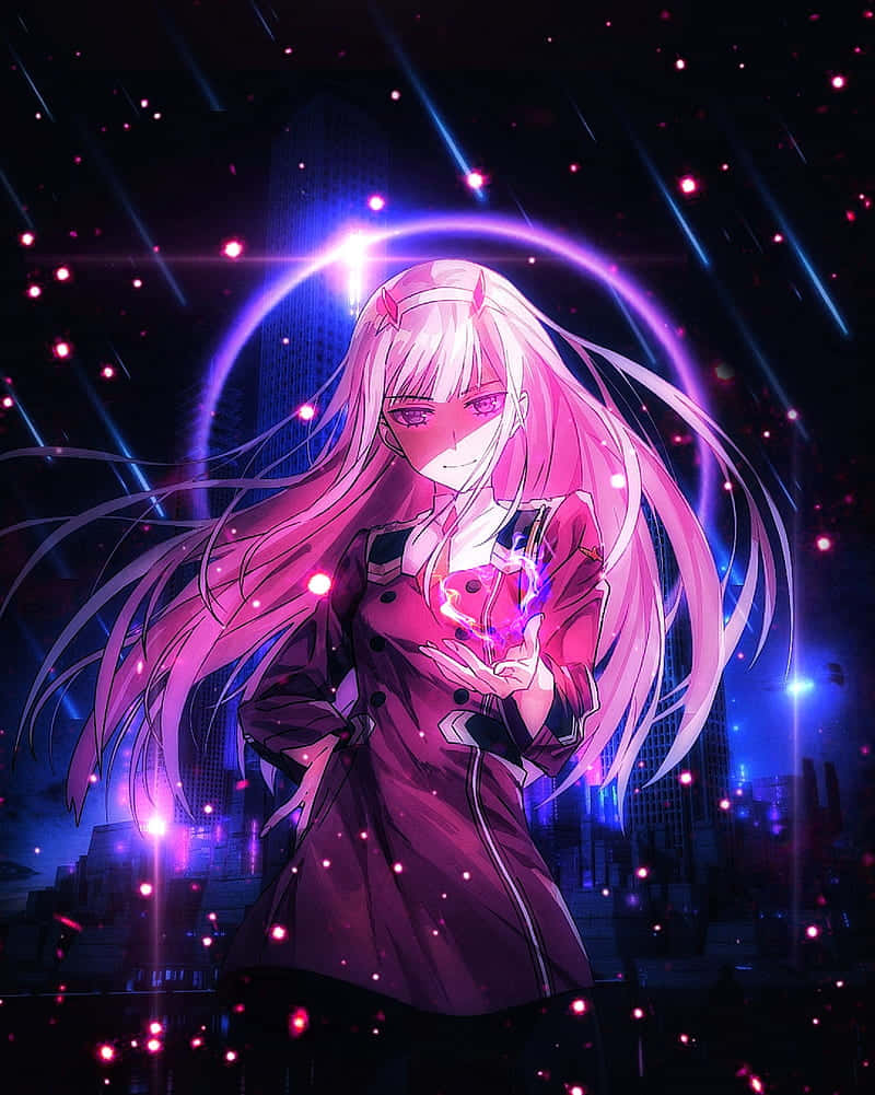 與Zero Two一同征服遊戲！ 壁紙 — 一位粉紅色頭髮的動漫女孩穿著風衣，在霓虹拱門下拿著一顆發光的心臟，背景是夜晚未來主義的城市天際線。