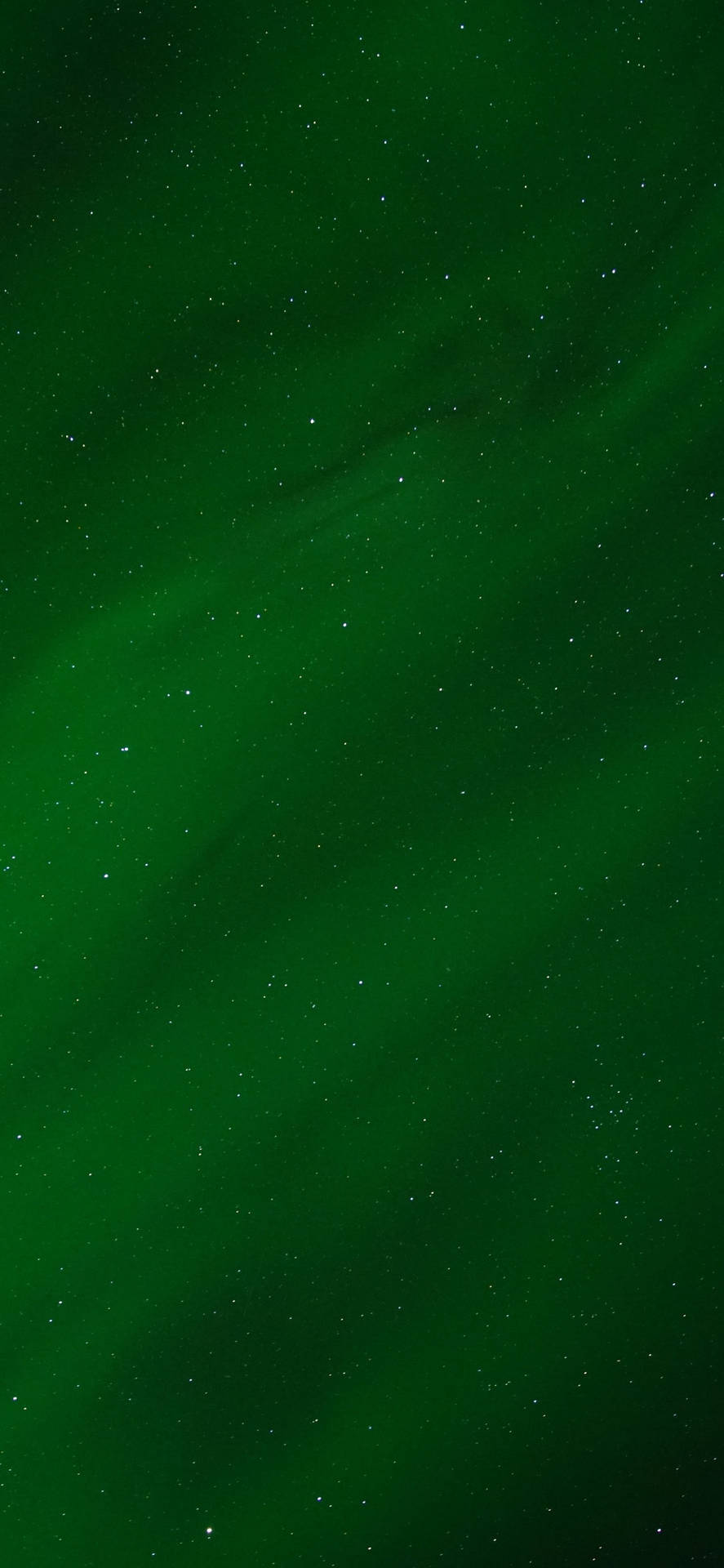綠色北極光在繁星點點的夜空中發光。