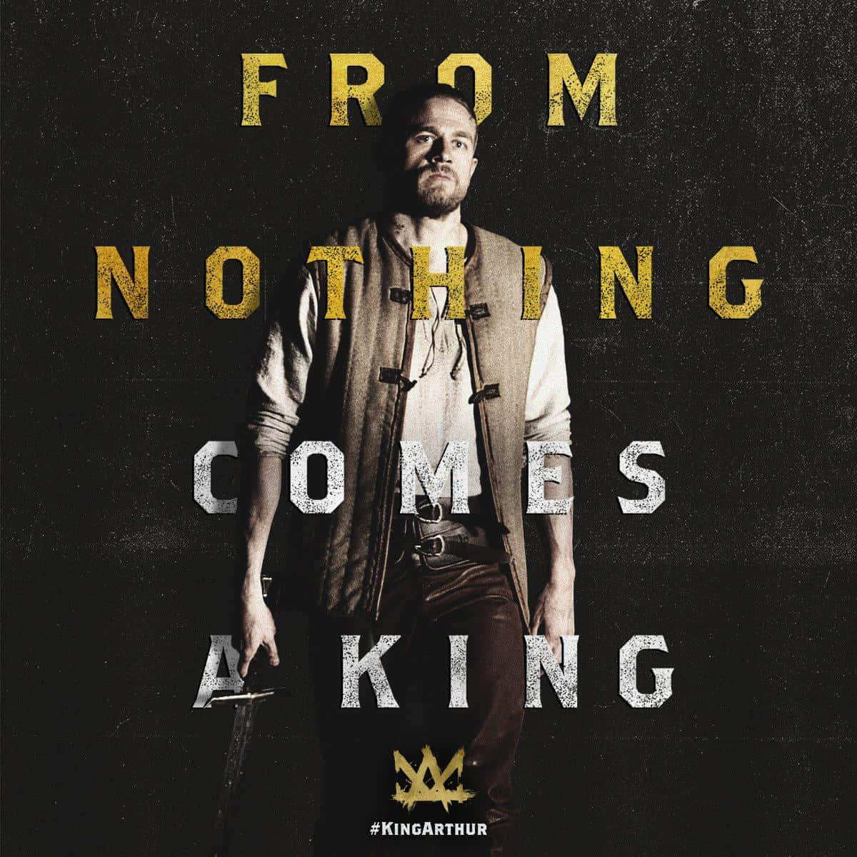 一個身穿中世紀服裝的男子手持劍，身後有文字 'From Nothing Comes A King'。