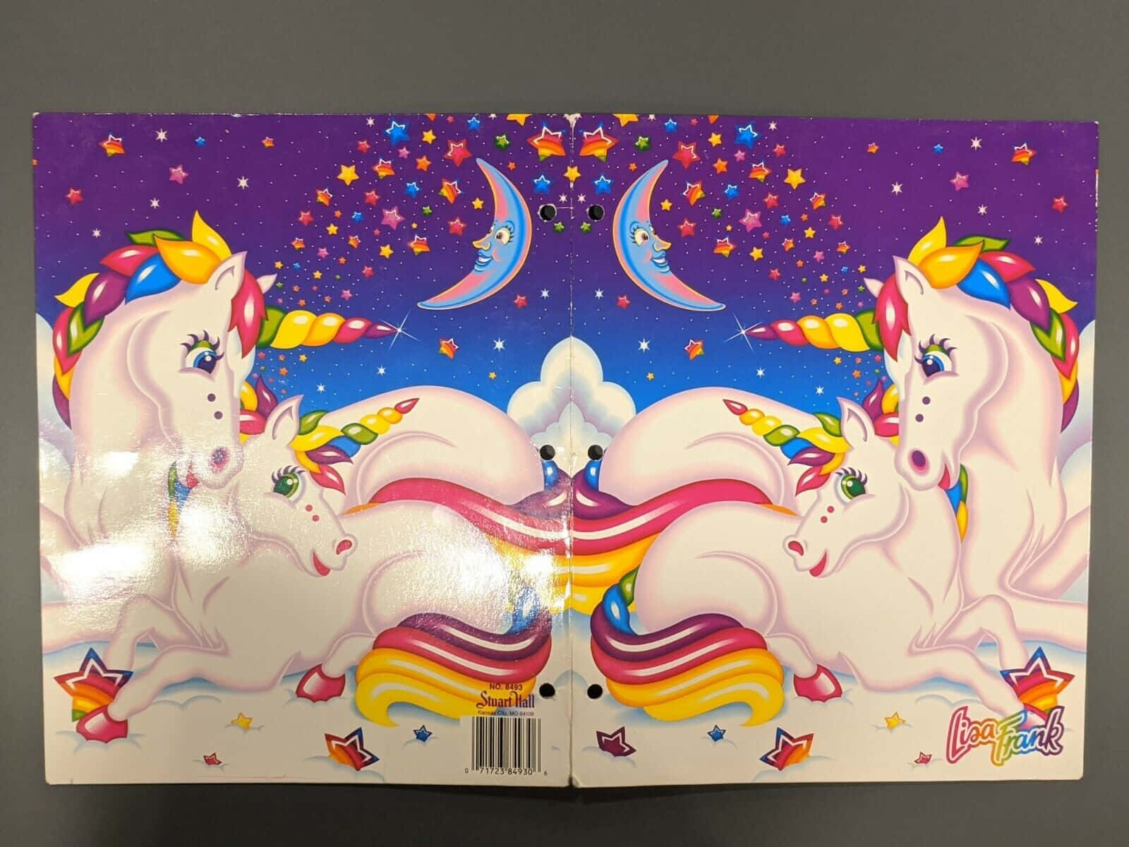 兩隻卡通獨角獸，帶有彩虹鬃毛和角，在滿是星星的紫色天空下，與微笑的月亮。