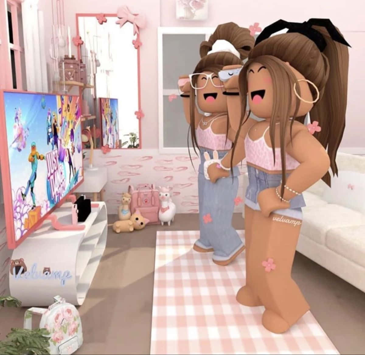 與你最好的朋友在Roblox上玩得超嗨！ 壁紙 — 兩個快樂的Roblox虛擬角色在粉紅色主題房間裡一起愉快地觀看色彩繽紛的電視節目。