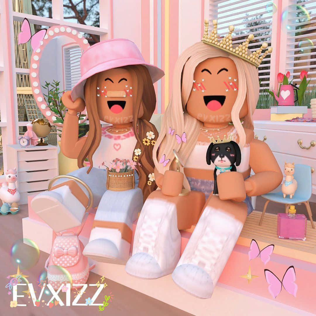 與你的BFF在Roblox上共度特別時光！ 壁紙 — 兩個快樂的Roblox頭像在粉彩粉紅色的房間裡笑著，手持飲品，蝴蝶和泡泡在他們周圍飄浮。