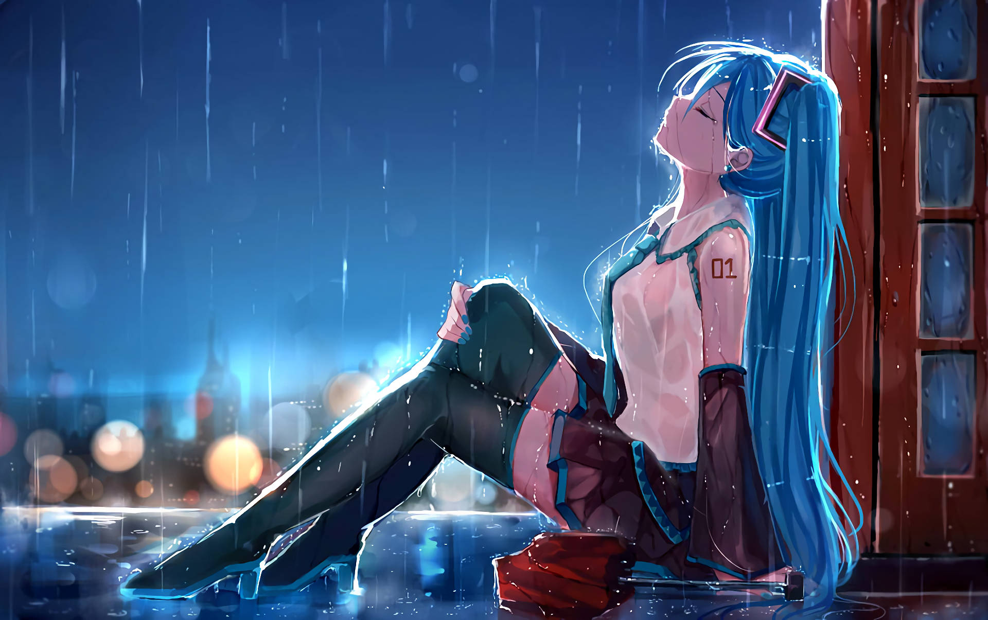 藍髮動漫女孩坐在雨中，背後城市燈光在夜晚閃爍。