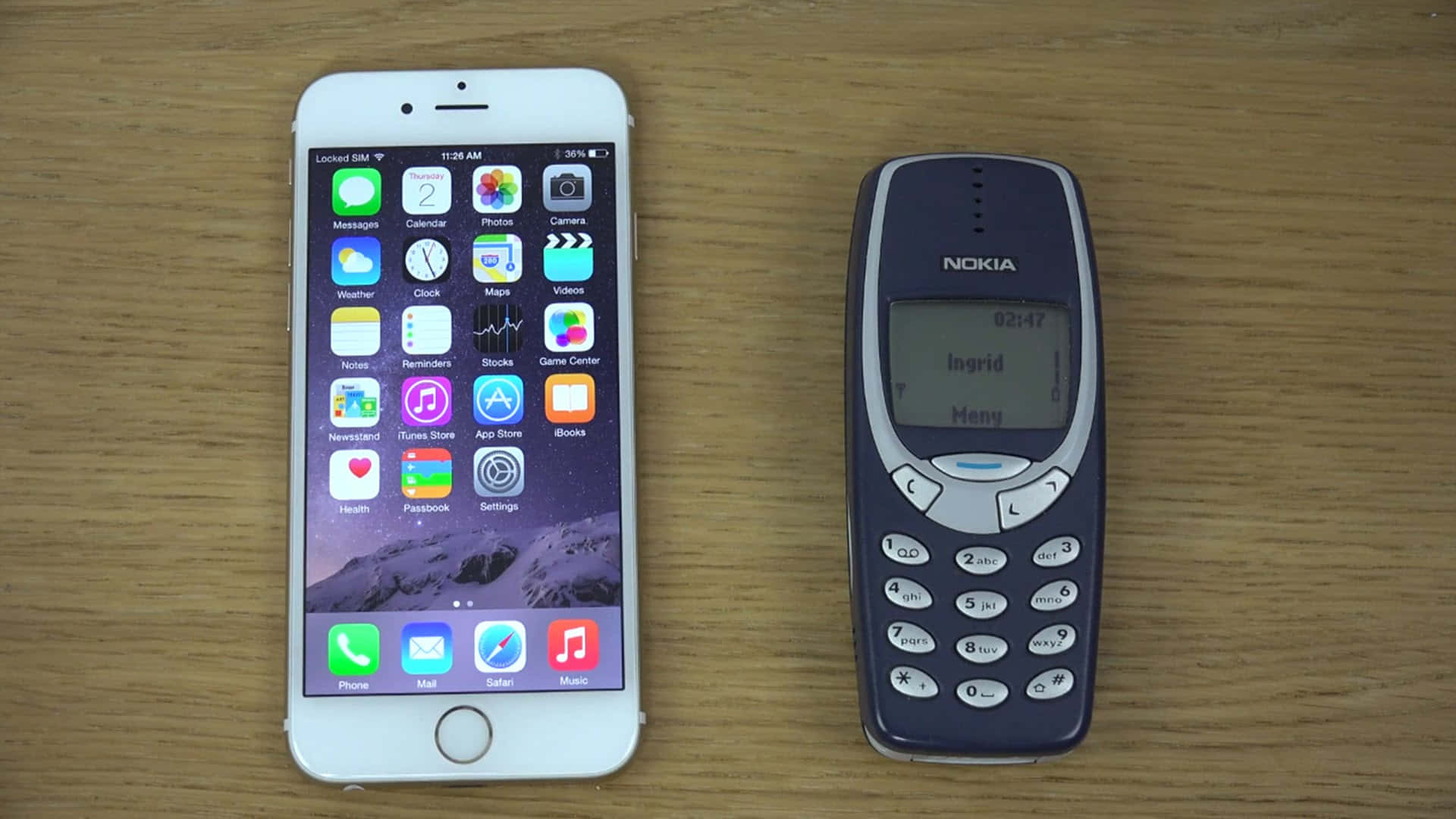 並排現代iPhone和復古Nokia電話在木質表面