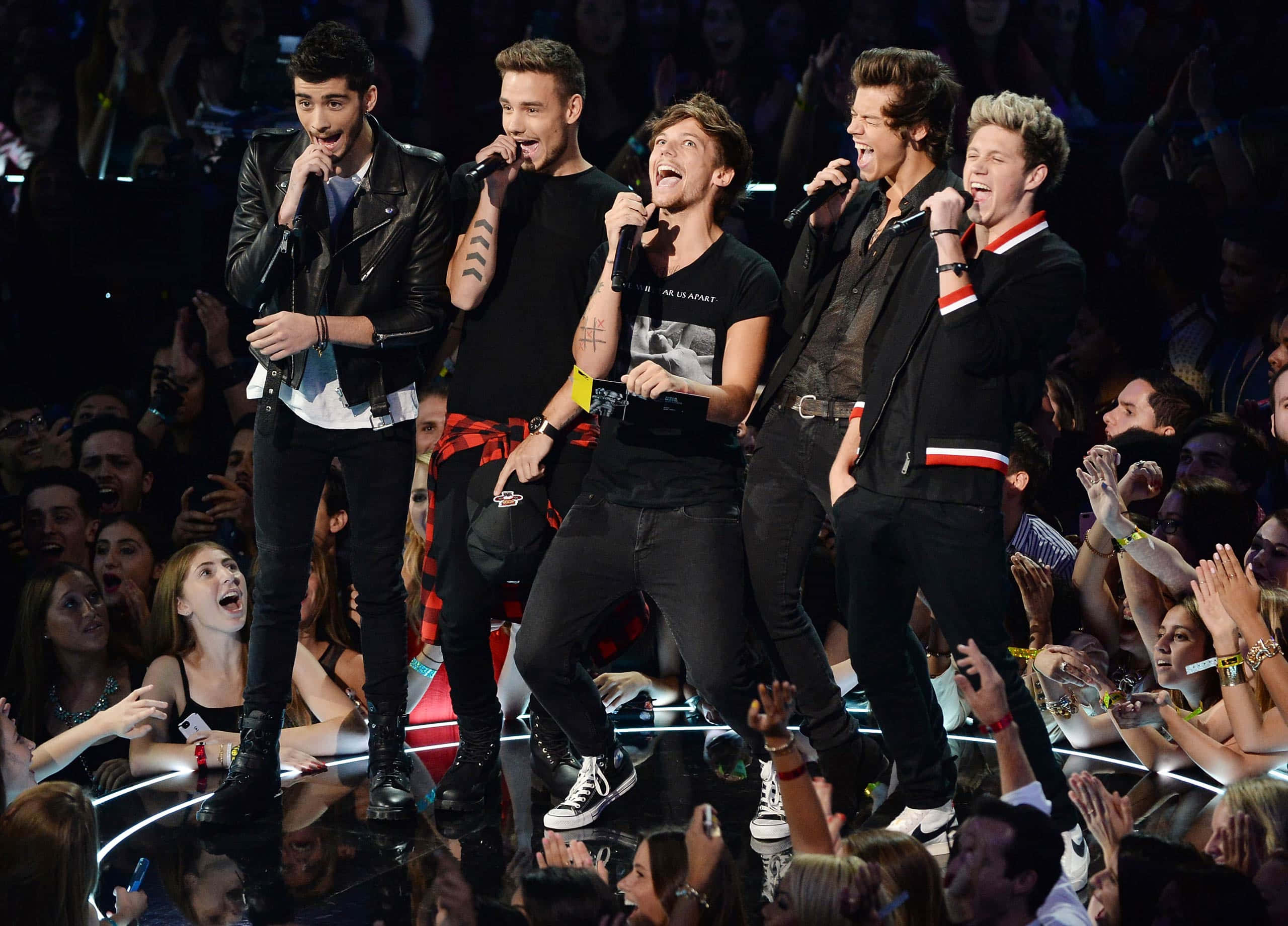 與你的熱情保持聯繫：One Direction 壁紙