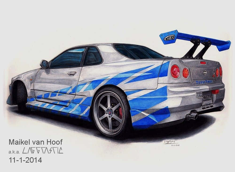 銀色日產Skyline R34，帶有藍色賽車貼紙和大型尾翼。