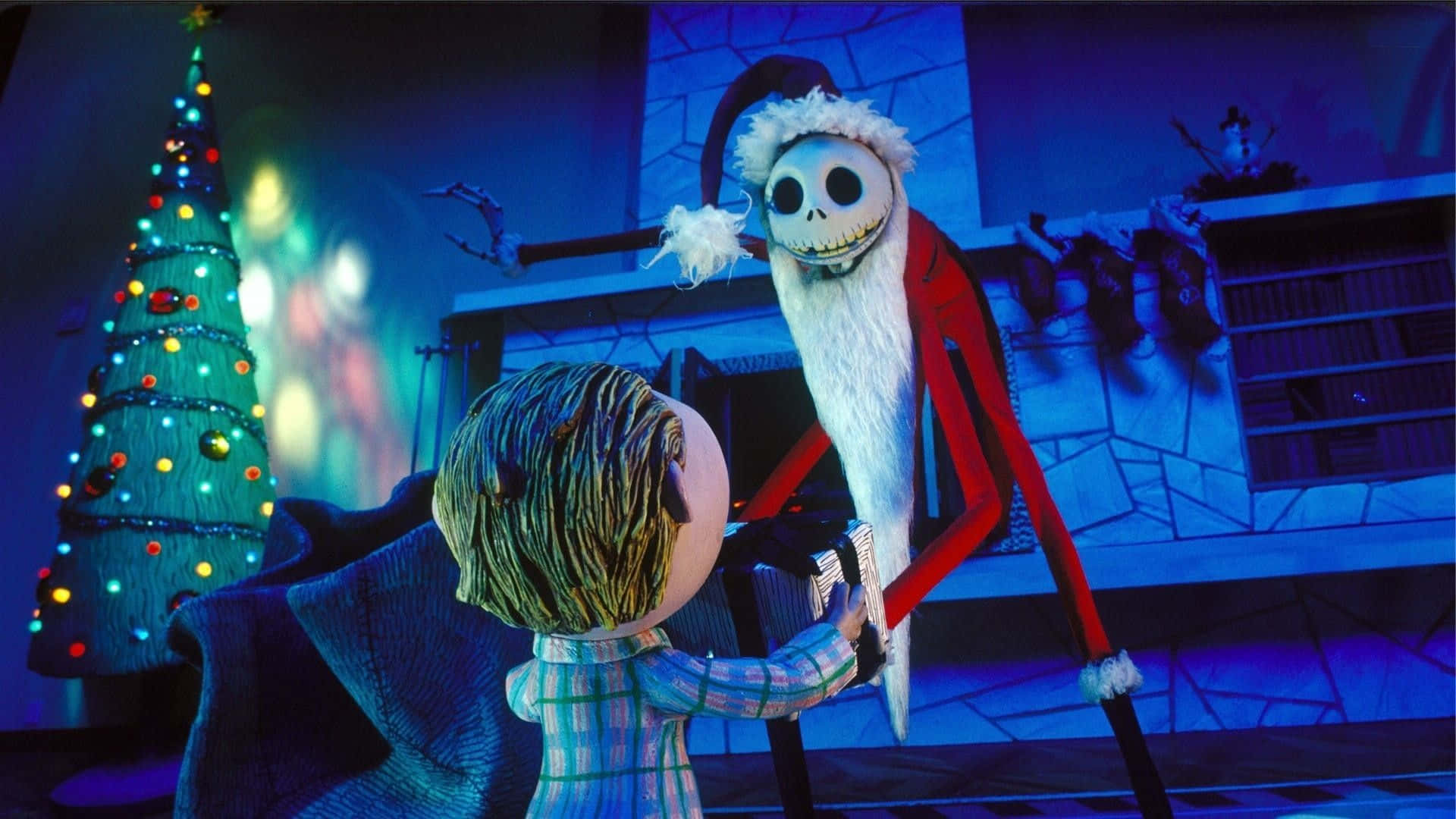 Jack Skellington 穿著聖誕老人服裝，在明亮的聖誕樹旁牽著一個孩子的手。
