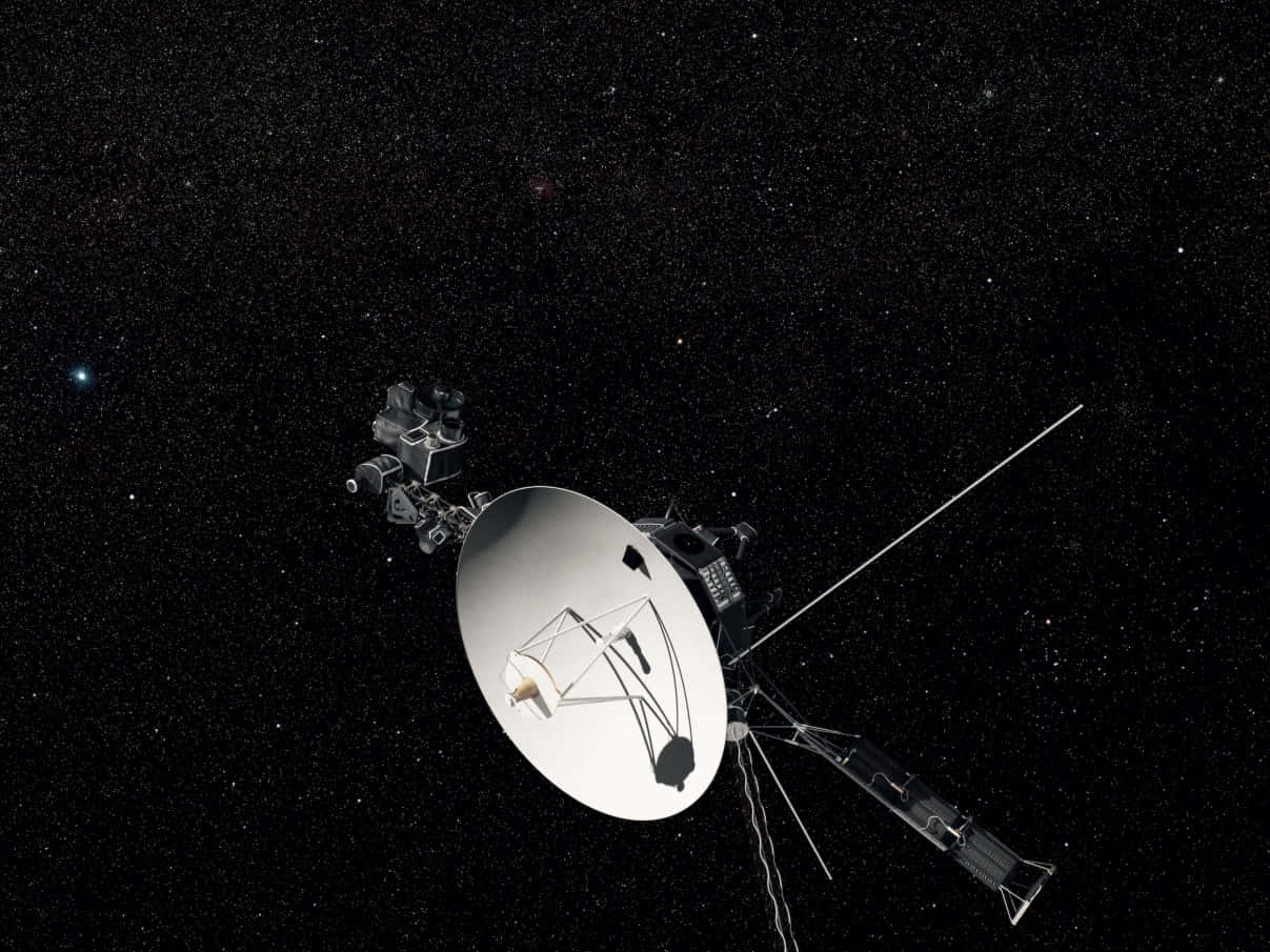 一艘銀色太空船漂浮在星光閃爍的太空黑暗中。