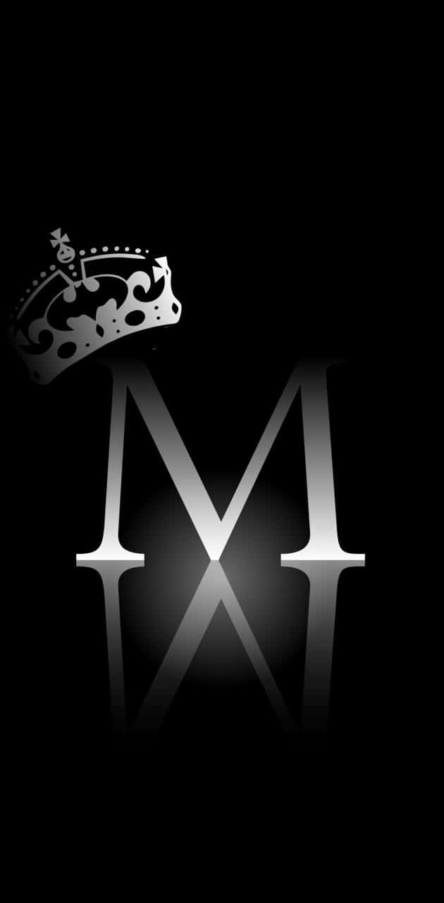 銀色皇冠和字母M，黑色背景上反射。