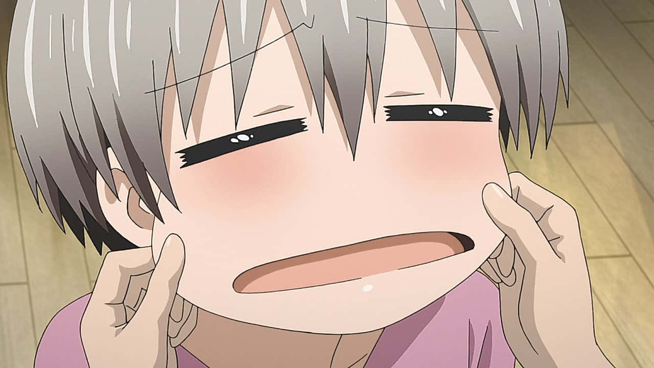 銀髮動漫男孩臉紅時頑皮地將臉頰向外拉。