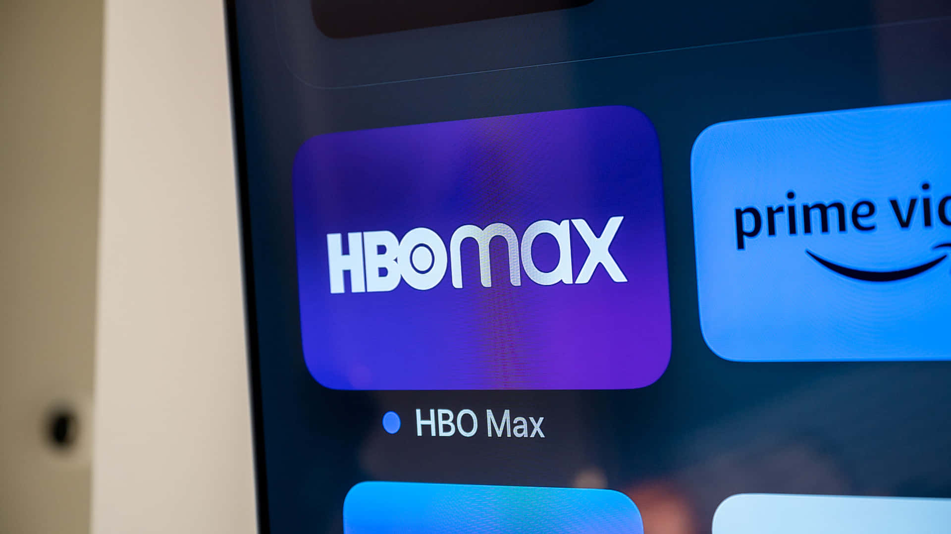 HBO Max 應用程式圖示顯示在串流裝置螢幕上，旁邊是 Prime Video。