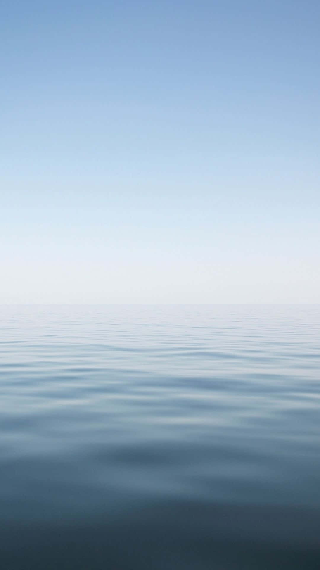 平靜的海水在地平線與清澈的天空相遇