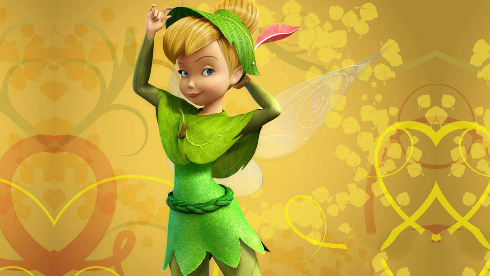 Tinker Bell 穿著綠色葉子服裝，展開翅膀，在花卉圖案背景前微笑。