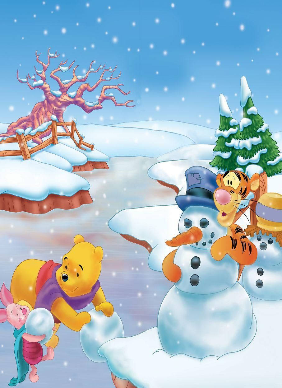 小熊維尼和朋友們喺雪景中堆雪人。