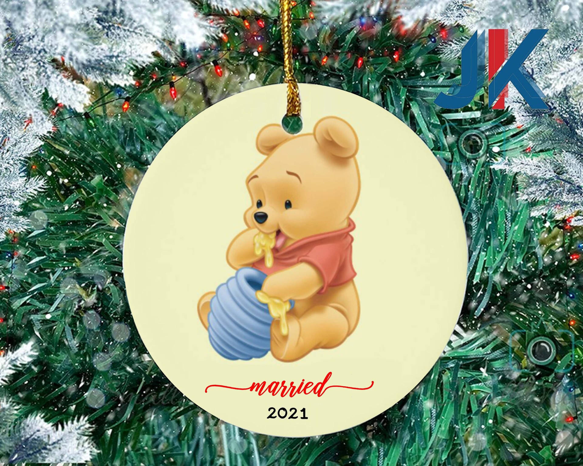 小熊維尼裝飾，慶祝2021年結婚，在雪白的聖誕樹上。