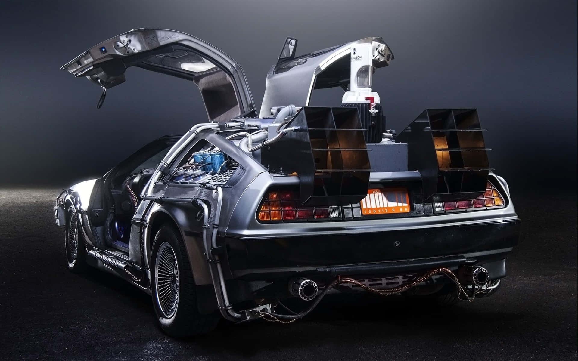 銀色 DeLorean 時光機，打開鷗翼門，露出通量電容器。 — 回到未來 GIF 壁紙