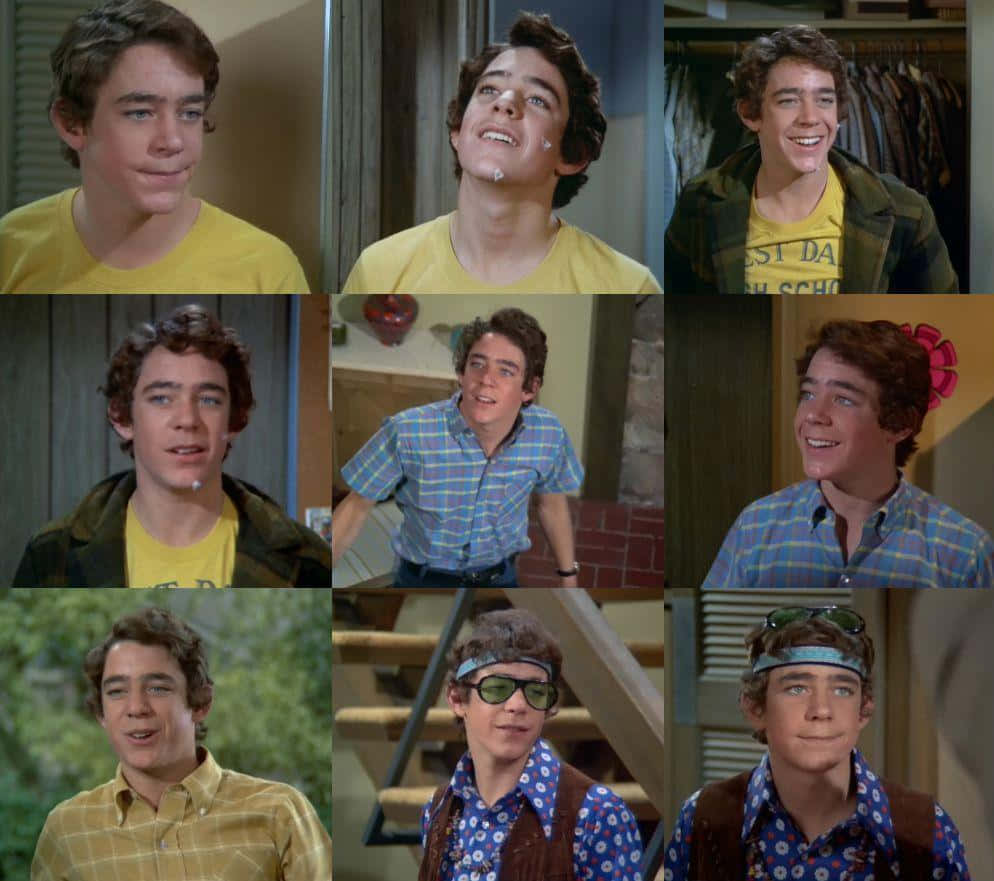 與布萊迪一家一起 Zoom 互動吧！ 壁紙 — 一位年輕男子穿著多種1970年代服裝及表情，出現在九個自然場景中。