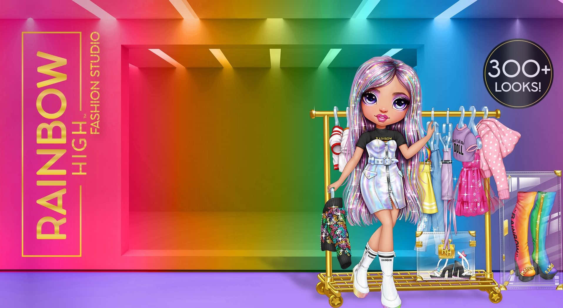Rainbow High公仔在時尚工作室中，旁邊衣架掛滿色彩繽紛的衣服。