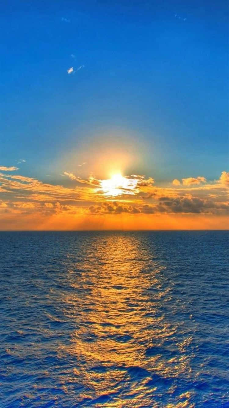 夕陽映照海洋，金色光線反射在漣漪的水面上。
