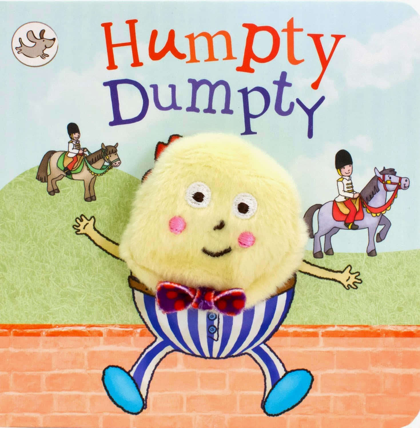 與您的孩子一起體驗 Storybook 的魔法冒險 壁紙 — 一個毛茸茸的黃色Humpty Dumpty穿著條紋褲子和領結，坐在磚牆上，背景有兩個騎馬的守衛。
