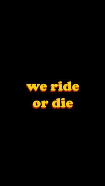 黑色背景上發光的橙色文字「we ride or die」。