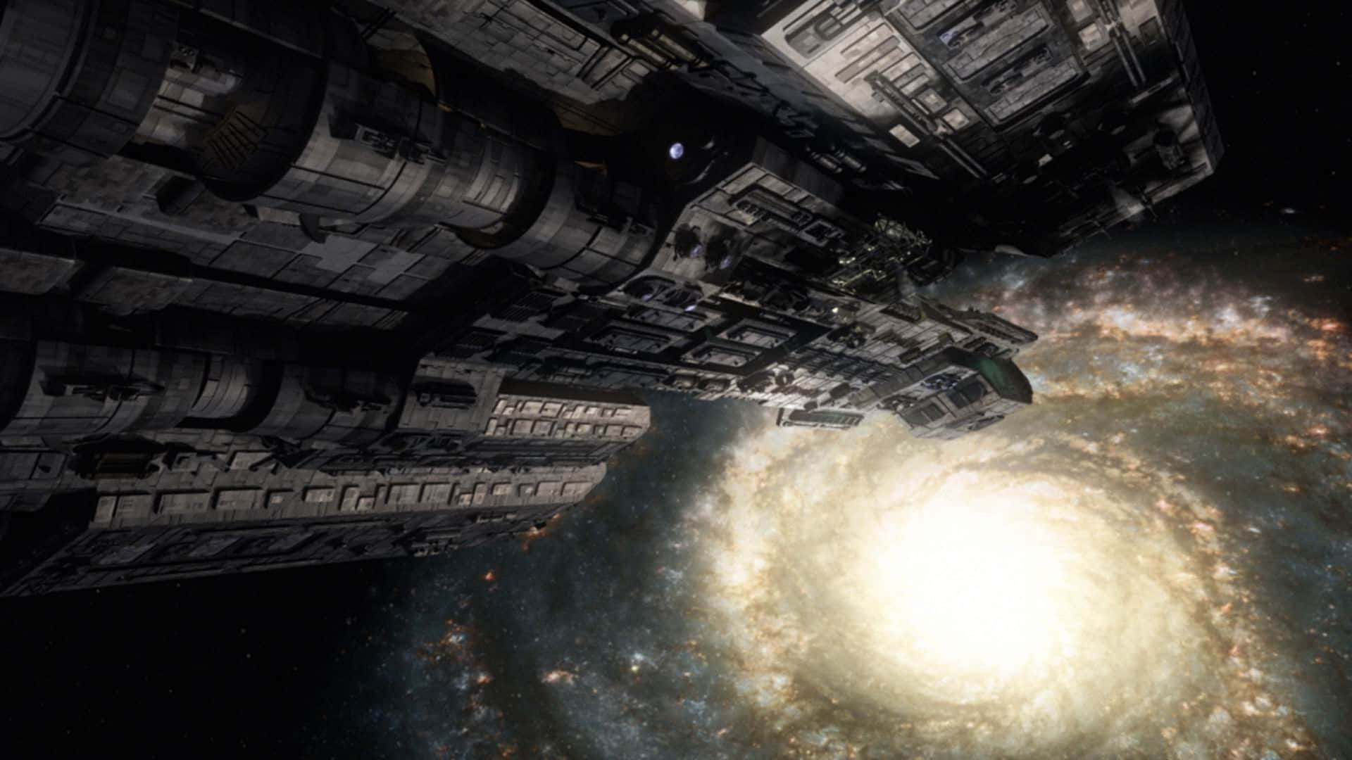 一艘大型太空船在深空中漂浮在明亮的螺旋星系附近。