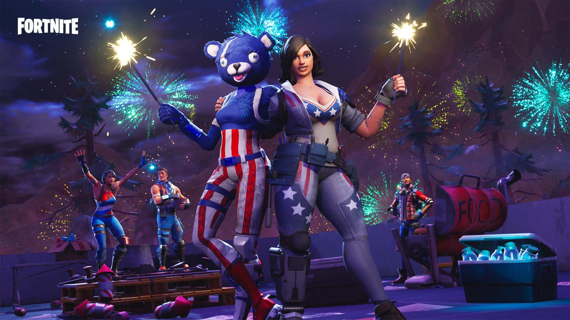 與最愛的《Fortnite》角色一起探索遊戲世界 壁紙 — 兩個穿著愛國服裝的Fortnite角色在色彩繽紛的煙花下用煙花棒慶祝，營造出節日夜晚的場景。