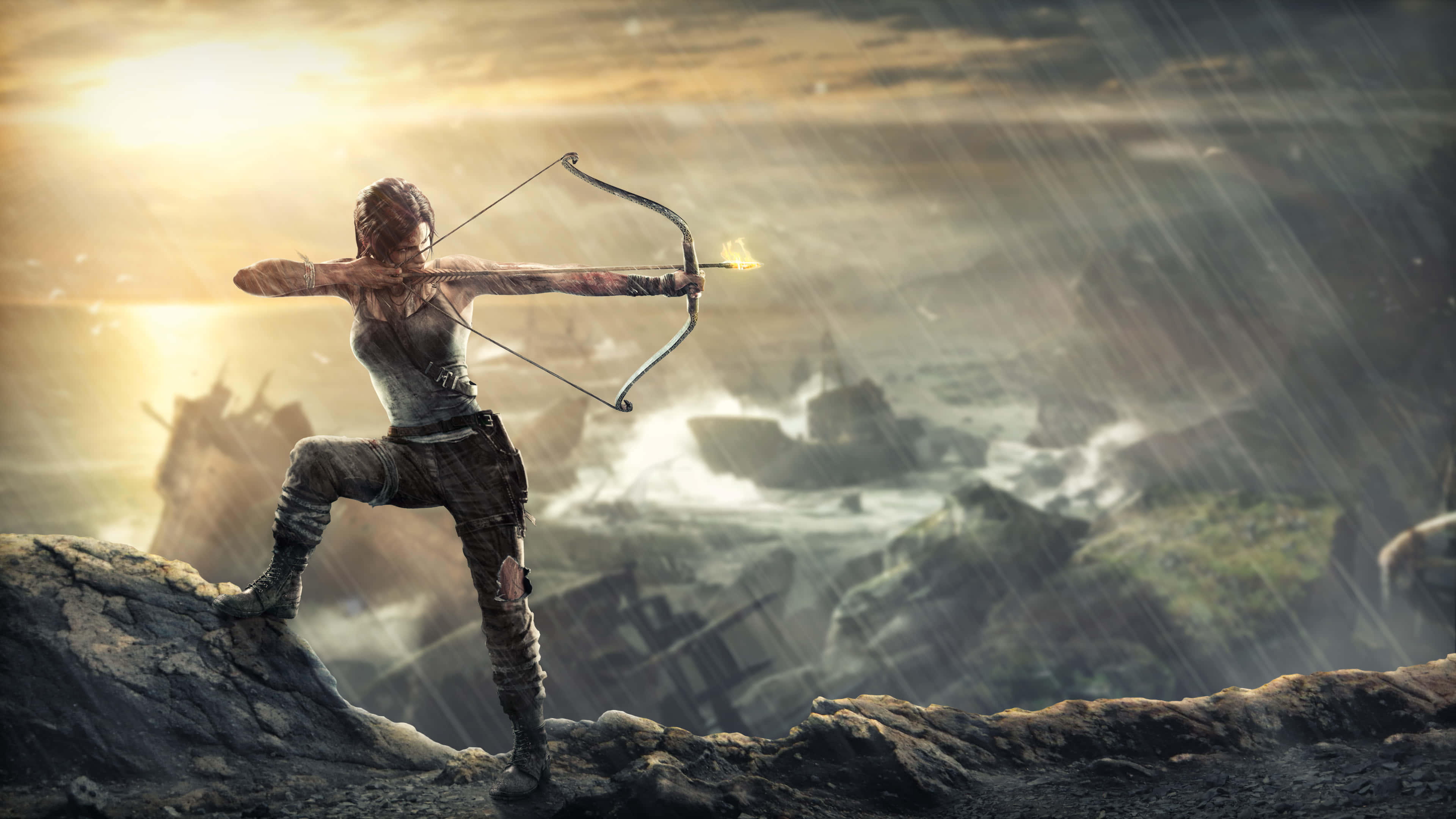 與最愛的女主角 Lara Croft 一同展開刺激冒險，體驗《古墓麗影：暗影》 壁紙 — 一位女戰士在暴風雨懸崖頂上拉弓搭箭，箭矢燃燒，俯瞰日落時分的廢墟城市景觀。