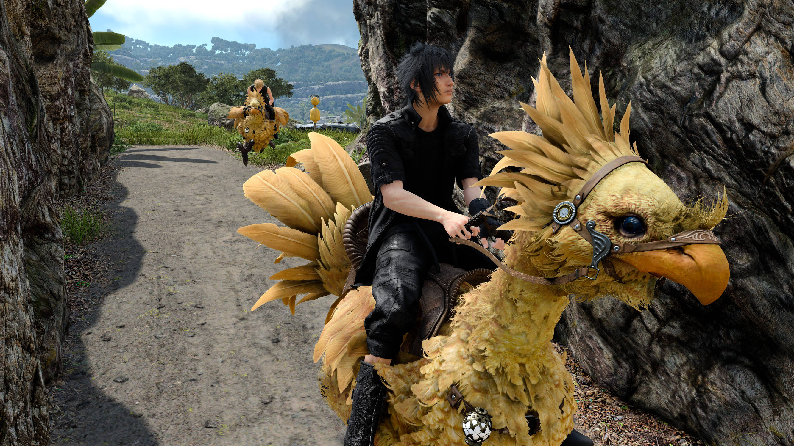 與最終幻想8中的可可布相遇 壁紙 — 一個年輕男子騎著一隻大型金色陸行鳥，沿著一條岩石小徑穿過翠綠的山谷，在明亮的天空下。