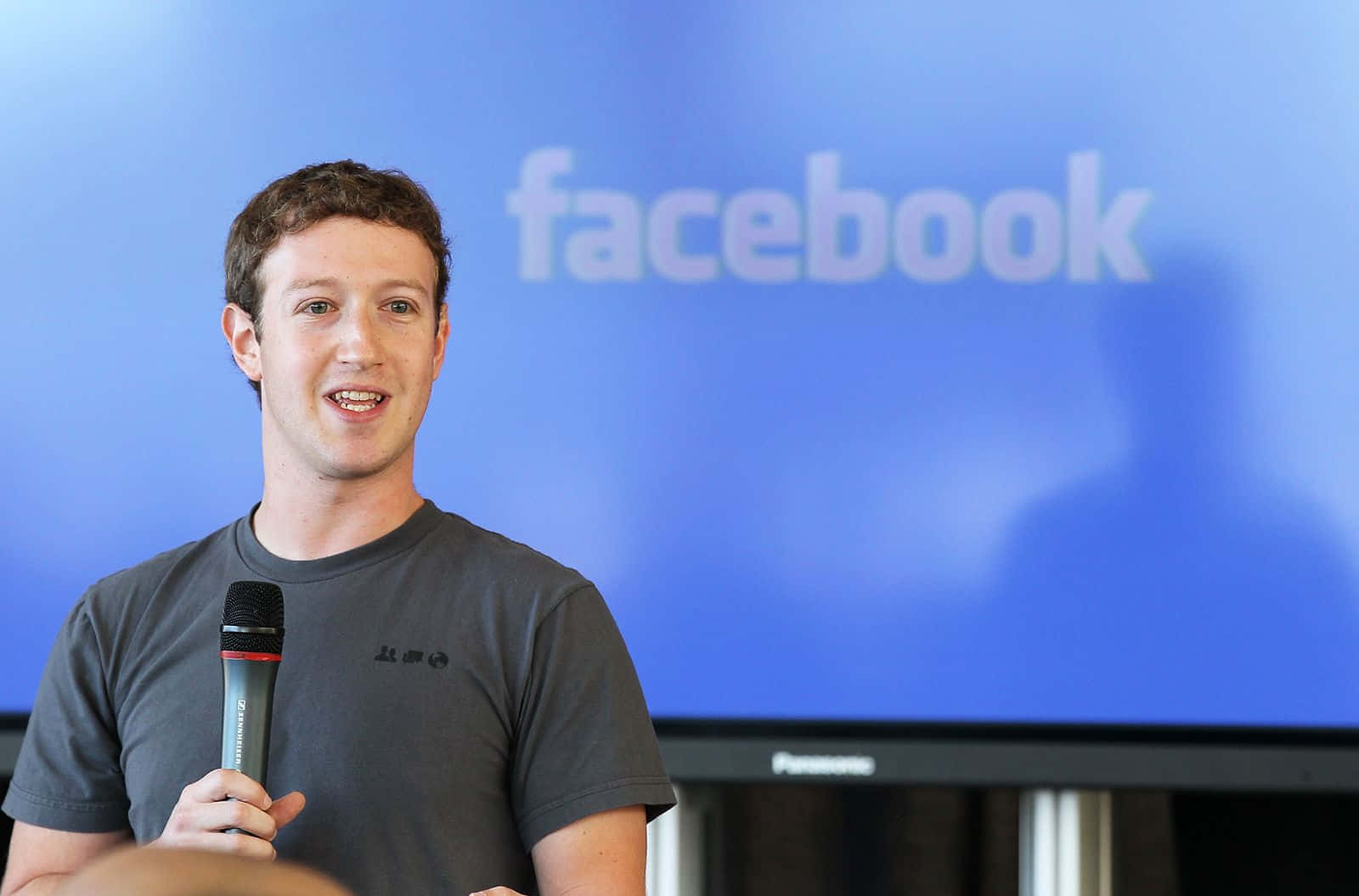 馬克·扎克伯格在Facebook活動中拿著麥克風發言。