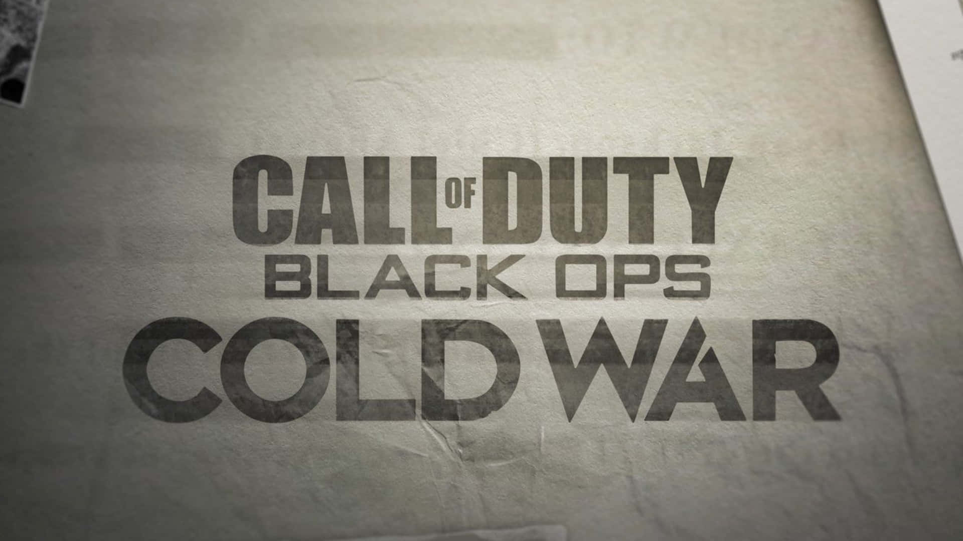 與朋友在《決勝時刻：黑色行動冷戰》中挑戰激烈對戰 壁紙 — 《Call of Duty Black Ops Cold War》標誌印在帶有粗糙、磨損外觀的紋理紙上。