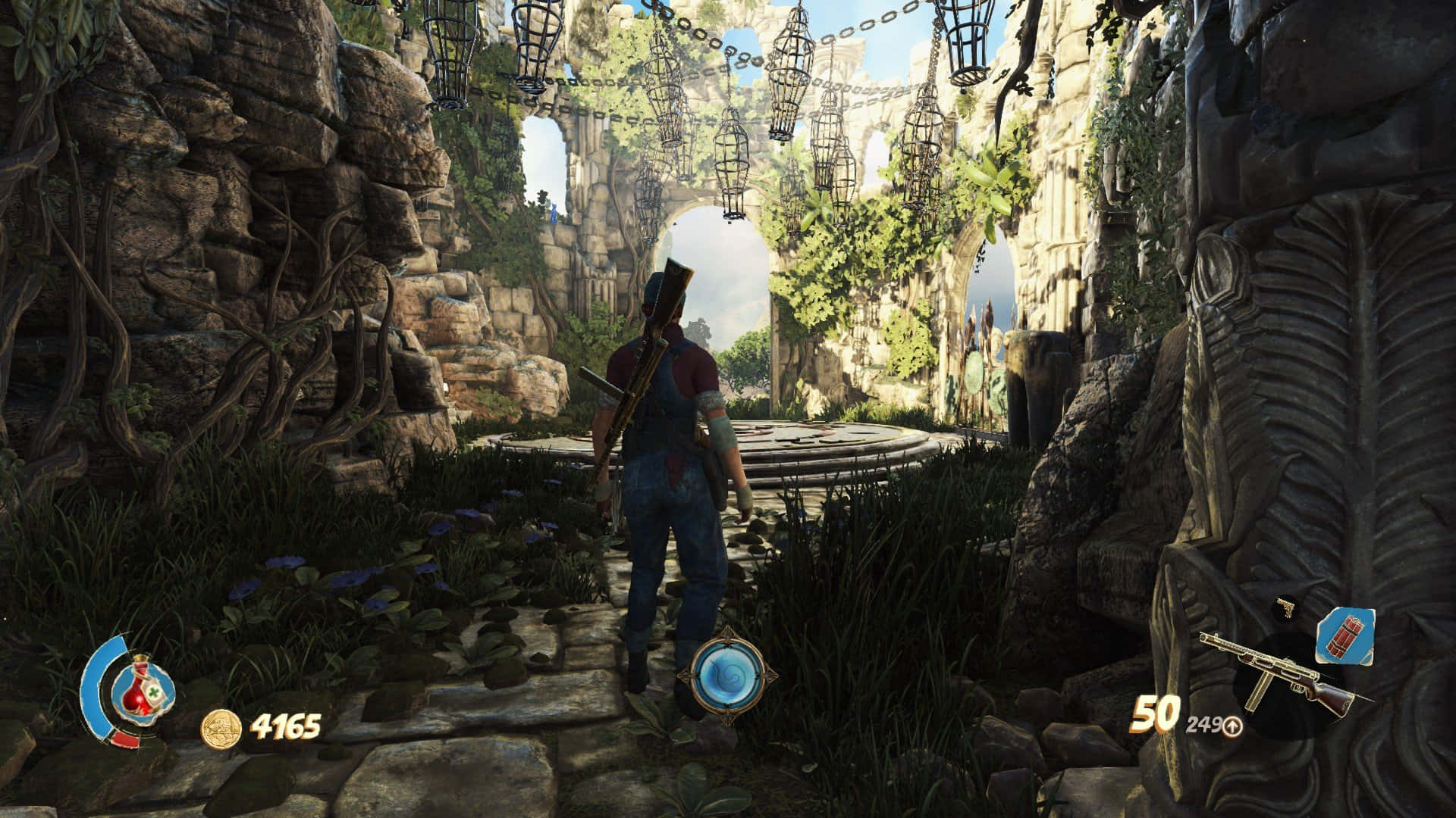 與朋友組隊對抗古老邪惡，體驗《Strange Brigade》 壁紙 — 一個角色走過陽光普照的叢林廢墟，掛著燈籠和石頭小徑。