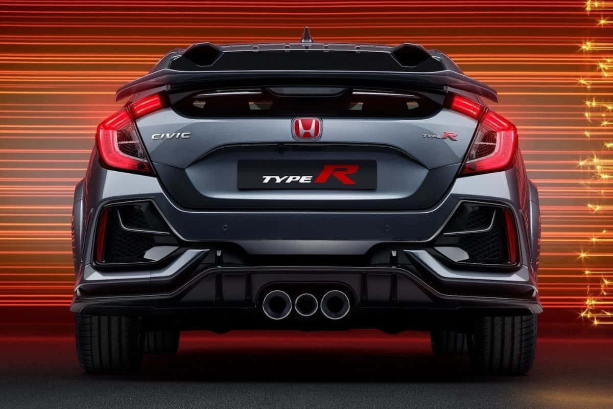 與本田思域Type R一同體驗公路快感 壁紙 — 灰色本田Civic Type R的後視圖，紅色尾燈在發光的橙色條紋背景襯托下。