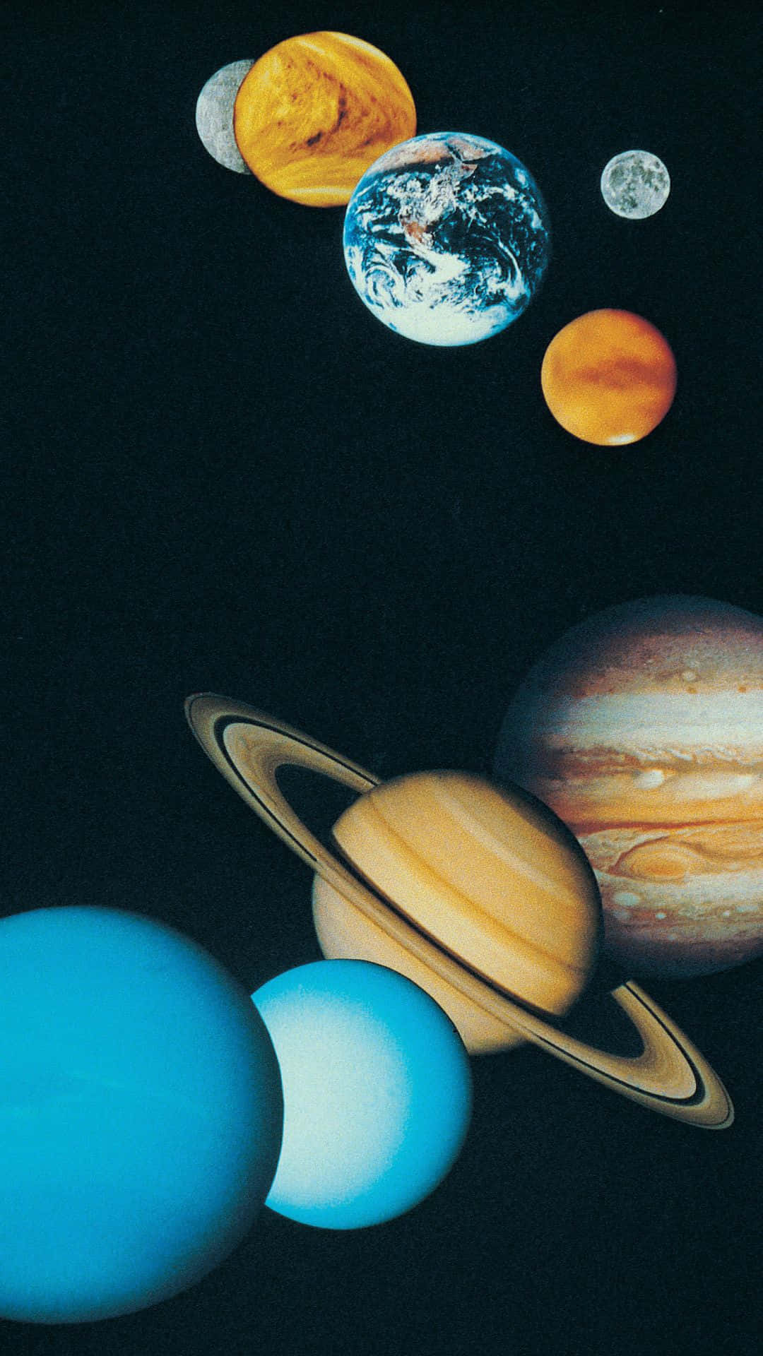 一個色彩繽紛的行星集合，漂浮在深空中，包括地球、木星和土星。