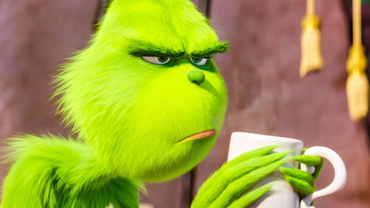 Grinch 拿著白色馬克杯，表情不悅